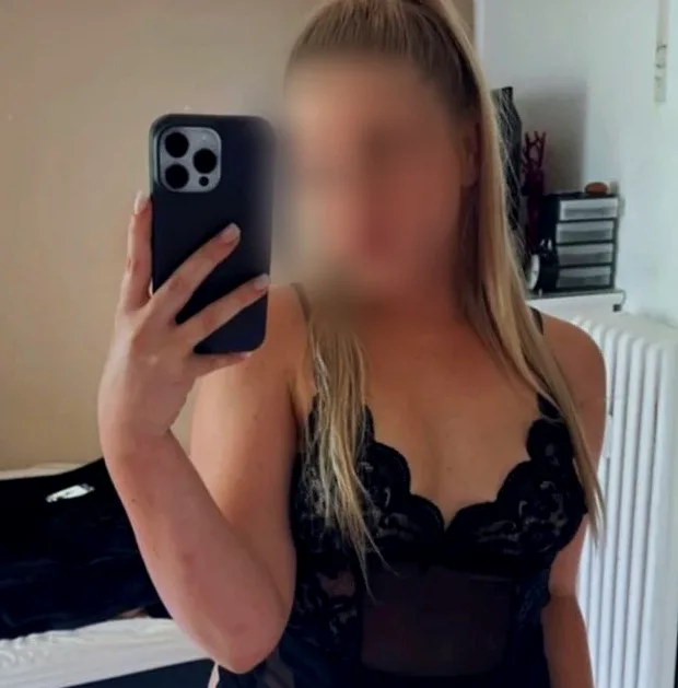 Amina, 28