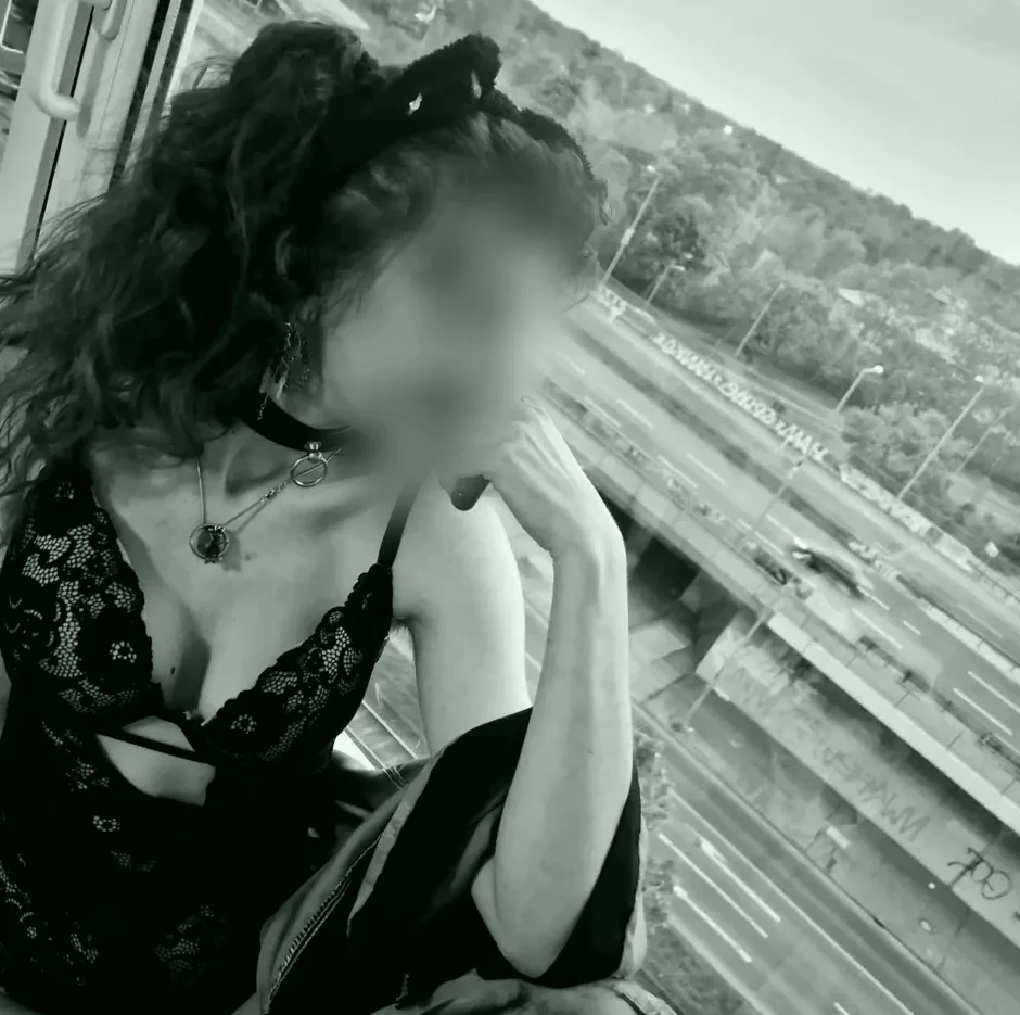 Enni, 22